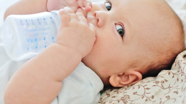 file_main_image_624_1_donner_eau_bebe_conseils_624_01_1500x1000_cache_640x360